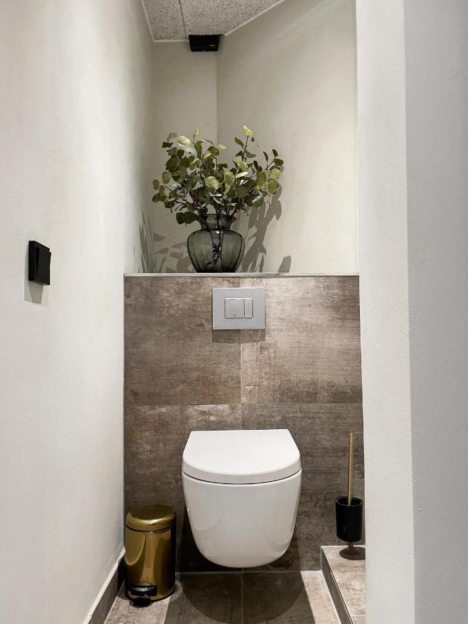 Ny Style Entire Apartment W/Private Cozy Terrace ฮาร์ริสลี ภายนอก รูปภาพ