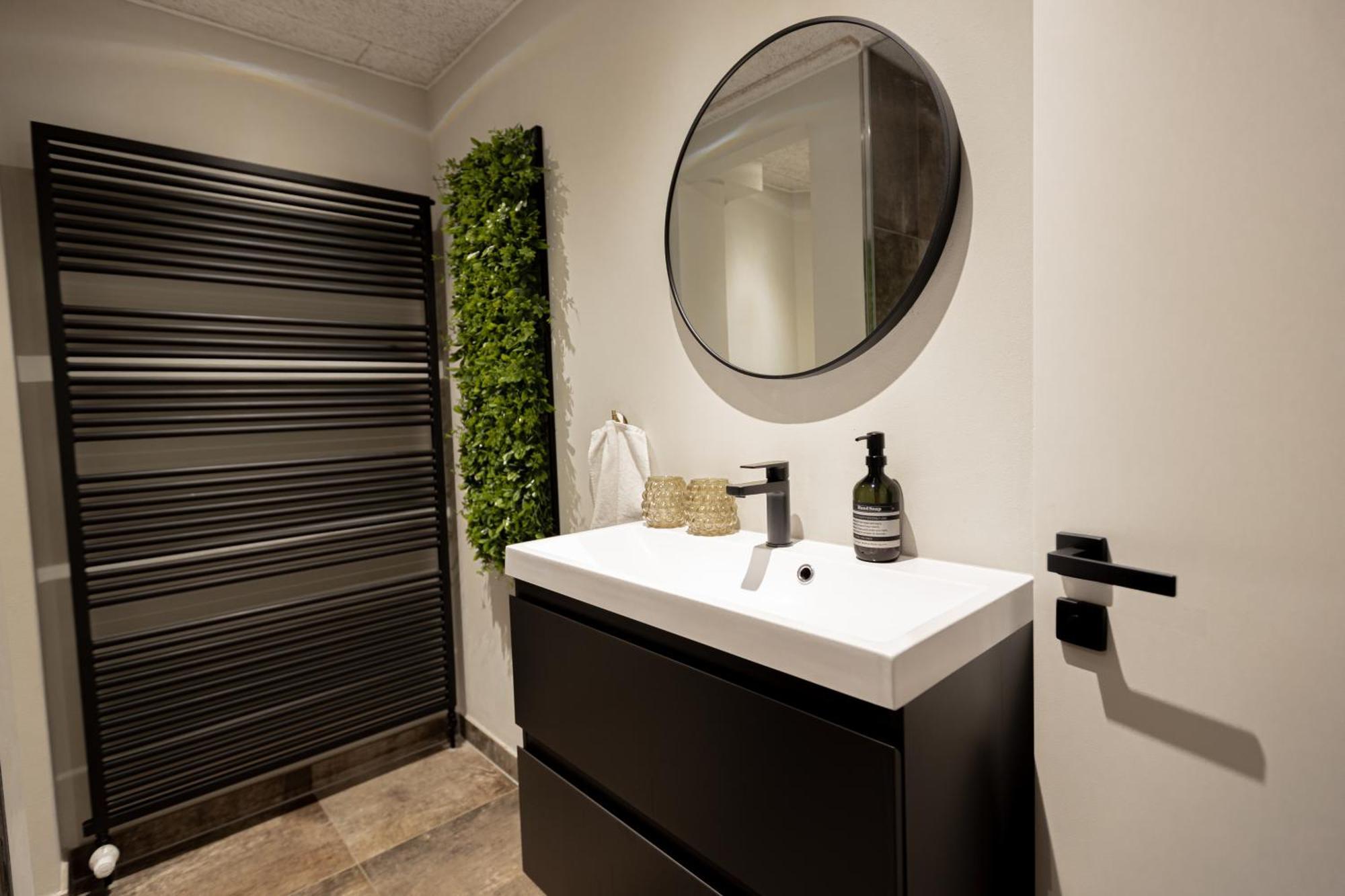 Ny Style Entire Apartment W/Private Cozy Terrace ฮาร์ริสลี ภายนอก รูปภาพ